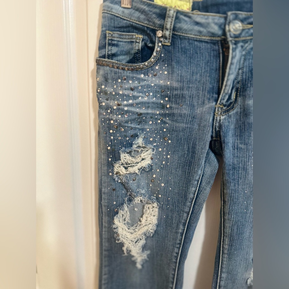 Machine Distressed Rhinestone Ripped Low Rise Cut Off Crop Stretch Jeans Sz 11. - Picture 2 of 10